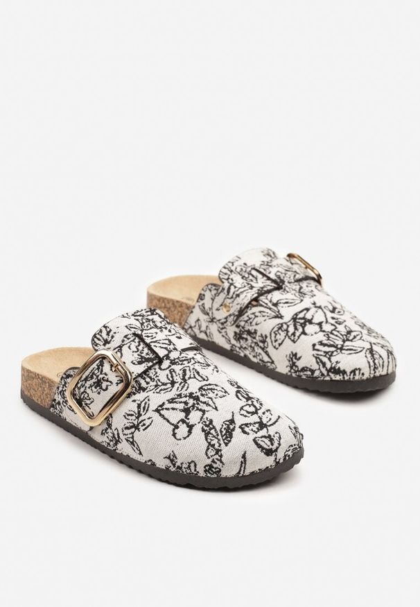 Born2be - Czarne Kwiatowe Płaskie Klapki w Stylu Chodaków z Klamrą Fonelis. Okazja: na co dzień. Kolor: czarny. Materiał: jeans. Wzór: kwiaty. Sezon: lato, wiosna. Obcas: na płaskiej podeszwie. Styl: klasyczny, casual