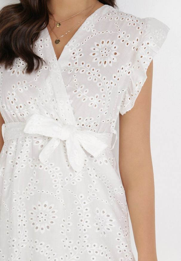 Born2be - Biała Sukienka Telephei. Typ kołnierza: kołnierz z falbankami. Kolor: biały. Materiał: bawełna, materiał. Długość rękawa: krótki rękaw. Wzór: ażurowy, aplikacja, haft. Typ sukienki: kopertowe. Styl: wakacyjny, boho