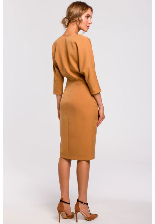 Sukienki.shop - Sukienka ołówkowa zbluzowana góra i dekolt V brązowa. Okazja: do pracy. Kolor: zielony, brązowy, niebieski. Typ sukienki: ołówkowe. Styl: elegancki, wizytowy