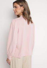 Born2be - Różowa Bluzka Ozdobiona Falbaną i Perełkami Dorretia. Okazja: na co dzień, na spotkanie biznesowe. Kolor: różowy. Materiał: jeans. Wzór: aplikacja. Styl: biznesowy, elegancki, casual