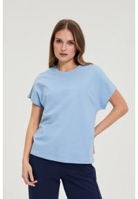 MOODO - Bawełniana bluzka z krótkimi rękawami błękitna. Kolor: niebieski. Materiał: bawełna. Długość rękawa: krótki rękaw. Długość: krótkie #1