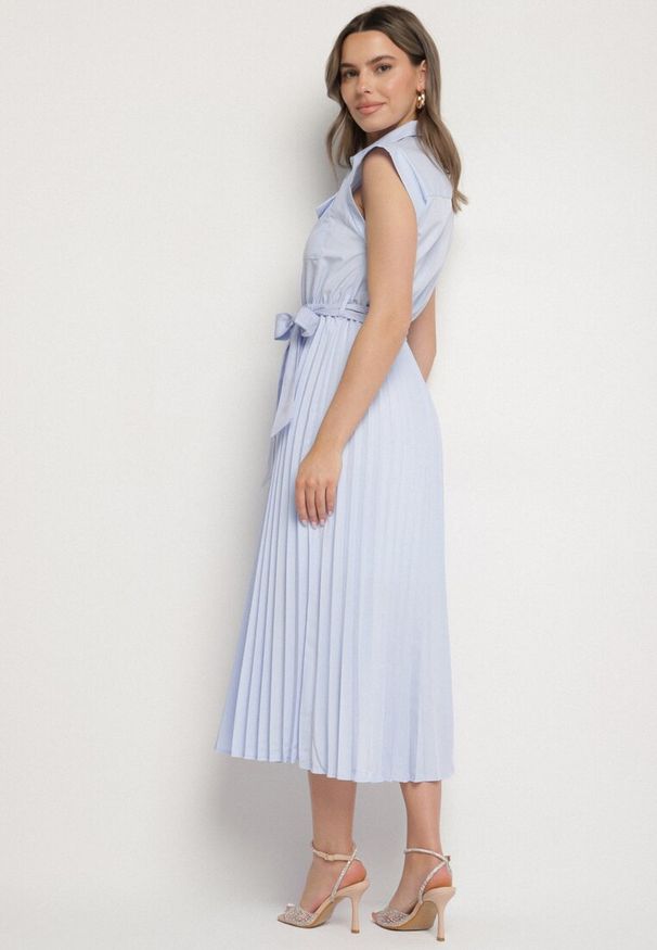 Born2be - Jasnoniebieska Plisowana Sukienka z Bawełną i Paskiem Lireviere. Okazja: na co dzień. Kolor: niebieski. Materiał: bawełna. Styl: casual, elegancki