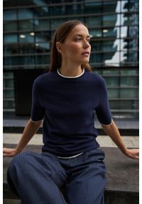 MOODO - Sweter z krótkimi rękawami granatowy. Kolor: niebieski. Materiał: poliester, poliamid, wiskoza. Długość rękawa: krótki rękaw. Długość: krótkie #1