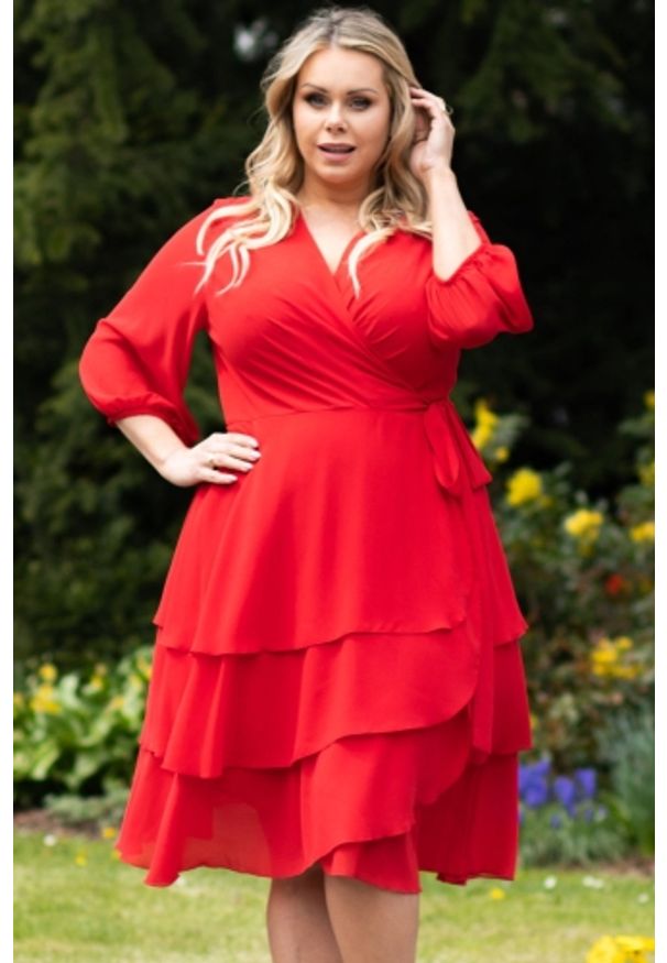 KARKO - Sukienka szyfonowe falbanki ekskluzywna kopertowa NARCYZA czerwona PROMOCJA. Okazja: na wesele, na komunię, na ślub cywilny. Typ kołnierza: kołnierz z falbankami. Kolekcja: plus size. Kolor: czerwony. Materiał: szyfon. Sezon: lato. Typ sukienki: kopertowe. Długość: midi