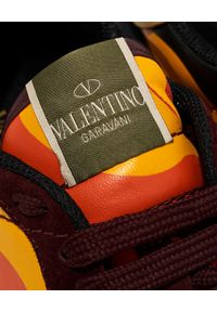 VALENTINO - Sneakersy Rockrunner. Kolor: czerwony. Materiał: guma, zamsz. Wzór: aplikacja, haft, moro #3