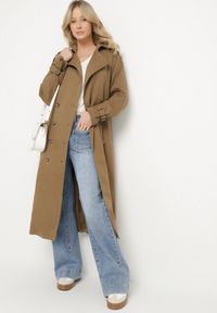 Born2be - Brązowy Długi Płaszcz Trencz Dwurzędowy z Paskiem w Talii Cadenite. Typ kołnierza: kolnierz wykładany. Kolor: brązowy. Długość: długie #1
