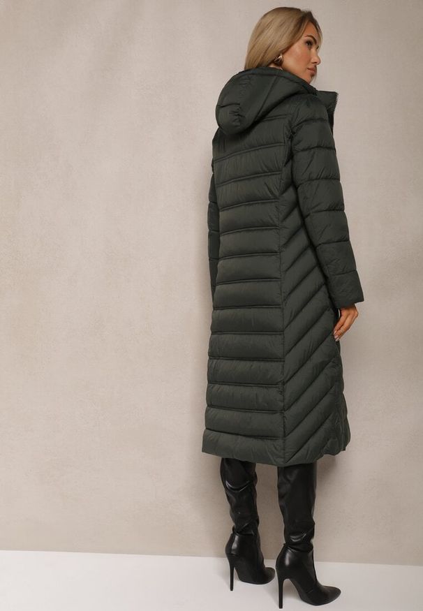 Renee - Ciemnozielona Długa Kurtka z Pikowanymi Przeszyciami i Kapturem z Możliwością Odpięcia Realithra. Okazja: na co dzień. Kolor: zielony. Materiał: jeans. Długość: długie. Styl: elegancki, casual