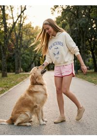 Sinsay - Dresowe szorty z kontrastową lamówką i napisem "Malibu" - różowy. Kolor: różowy. Materiał: dresówka. Wzór: napisy #1