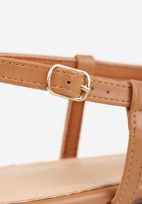 Born2be - Brązowe Płaskie Sandały VICES z Cienkimi Paseczkami i Otwartym Noskiem Iphadora. Nosek buta: otwarty. Zapięcie: sprzączka. Kolor: brązowy. Materiał: skóra. Sezon: lato. Obcas: na obcasie. Styl: klasyczny. Wysokość obcasa: niski #5