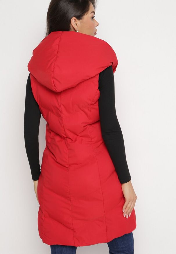 Born2be - Czerwona Długa Kamizelka Pikowana z Kapturem Elellaan. Typ kołnierza: kaptur. Kolor: czerwony. Materiał: futro. Długość: długie. Wzór: aplikacja