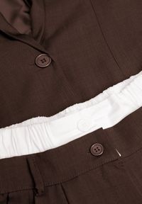 Renee - Ciemnobrązowy Garniturowy Komplet Marynarka i Spodnie z Kontrastującymi Zdobieniami Davirielle. Kolor: brązowy. Wzór: aplikacja #2