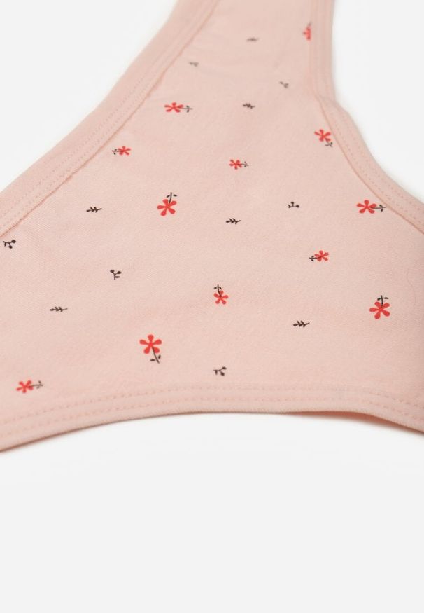 Born2be - Jasnoróżowe Majtki Stringi z Bawełną w Kwiaty Calylia. Kolor: różowy. Materiał: bawełna. Wzór: kwiaty