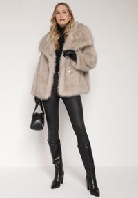 Born2be - Beżowa Kurtka Futerko o Dwurzędowym Kroju Oversize Nevisa. Okazja: do pracy, na spotkanie biznesowe. Kolor: beżowy. Materiał: futro. Sezon: zima, jesień. Styl: biznesowy #3