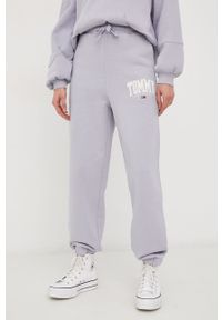Tommy Jeans Spodnie damskie kolor fioletowy z aplikacją. Stan: podwyższony. Kolor: fioletowy. Materiał: bawełna. Wzór: aplikacja