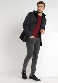 Born2be - Czarna Kurtka Agamocles. Okazja: na co dzień. Typ kołnierza: kołnierzyk stójkowy. Kolekcja: plus size. Kolor: czarny. Materiał: jeans, tkanina, dresówka. Styl: klasyczny, casual #5