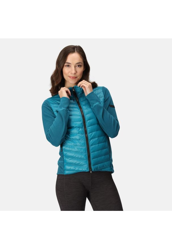 Kurtka turystyczna damska Kelton Regatta pikowana z kapturem. Typ kołnierza: kaptur. Kolor: niebieski. Materiał: puch. Sport: turystyka piesza