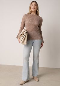 Born2be - Brązowa Koronkowa Bluzka z Falbanką i Rozszerzanymi Rękawami Nelaetia. Typ kołnierza: kołnierz z falbankami. Kolor: brązowy. Materiał: koronka. Wzór: koronka. Styl: elegancki, klasyczny #2