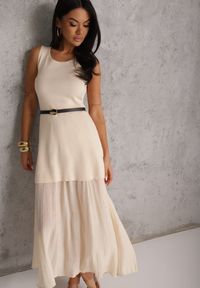 Renee - Beżowa Dzianinowa Sukienka z Wiskozą Zdobiona Podszewką i Paskiem z Klamrą Arkilia. Okazja: na co dzień. Kolor: beżowy. Materiał: dzianina, wiskoza. Wzór: aplikacja. Styl: casual #1