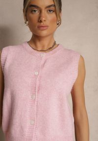Renee - Różowa Sweterkowa Kamizelka z Wełną na Guziki Eralina. Okazja: na co dzień. Kolor: różowy. Materiał: wełna. Styl: klasyczny, casual #5