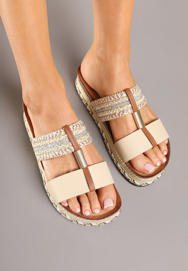 Renee - Beżowe Klapki Boho ze Zdobieniami z Plecionki i Metalicznymi Przeszyciami Quileldi. Okazja: na spacer, na imprezę. Kolor: beżowy. Wzór: aplikacja. Sezon: lato. Styl: boho