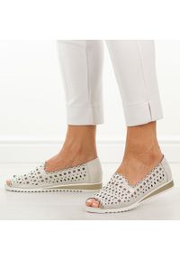 Białe skórzane półbuty damskie M.Daszyński Ol27-2. Okazja: na co dzień, na imprezę. Nosek buta: otwarty. Kolor: biały. Materiał: skóra. Szerokość cholewki: normalna. Wzór: ażurowy. Sezon: wiosna, lato. Styl: casual, elegancki, klasyczny, wizytowy #1