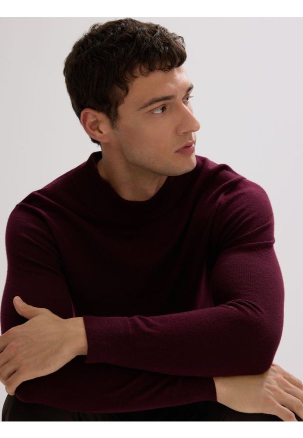 Reserved - Sweter z wełny merino - bordowy. Kolor: czerwony. Materiał: wełna