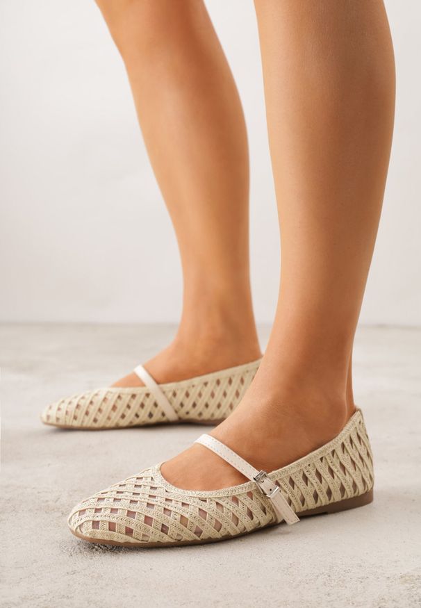 Born2be - Jasnobeżowe Balerinki Ozdobione Ażurowym Motywem i Paskiem Nonaniassi. Okazja: na co dzień. Zapięcie: pasek. Kolor: beżowy. Materiał: jeans. Wzór: ażurowy, aplikacja. Styl: casual, elegancki
