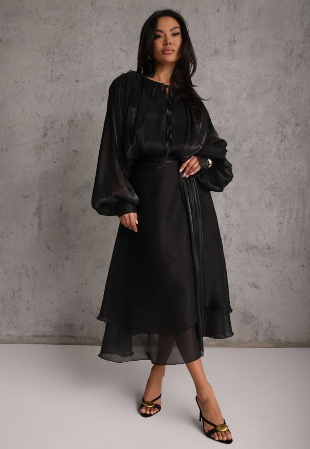 Renee - Czarna Rozkloszowana Sukienka Wieczorowa z Szyfonowej Tkaniny Amanna. Kolor: czarny. Materiał: tkanina, szyfon. Wzór: gładki, aplikacja. Typ sukienki: rozkloszowane. Styl: wizytowy