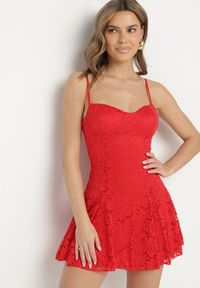 Born2be - Czerwona Rozkloszowana Sukienka Koktajlowa z Koronką i Bolerkiem Eyrfedi. Okazja: na randkę, na ślub cywilny, na wesele. Kolor: czerwony. Materiał: koronka. Długość rękawa: na ramiączkach. Wzór: koronka. Styl: wizytowy #5