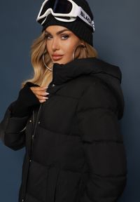 Renee - Czarna Pikowana Długa Kurtka z Kapturem i Napami Tisima. Okazja: na co dzień. Typ kołnierza: kaptur. Kolor: czarny. Materiał: jeans. Długość rękawa: długi rękaw. Długość: długie. Styl: casual, elegancki