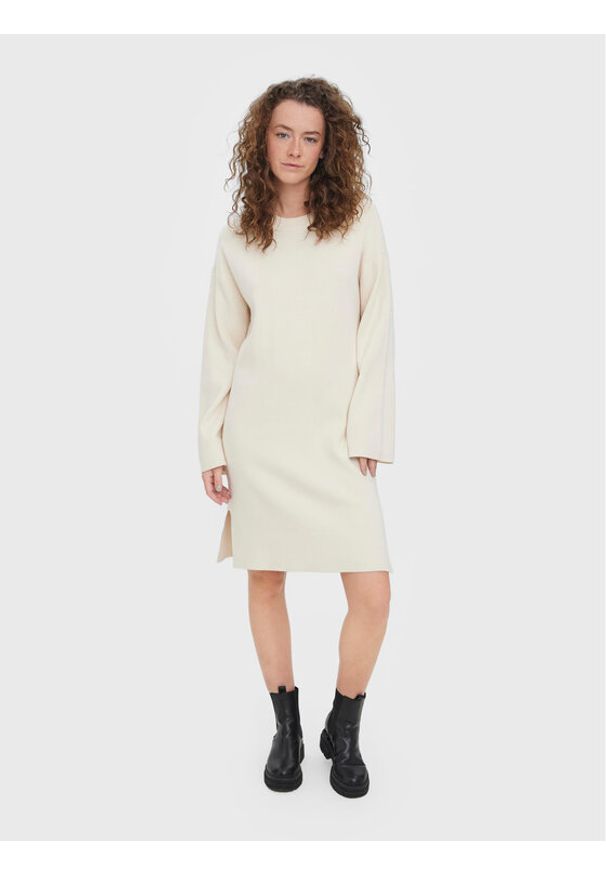 Vero Moda Sukienka dzianinowa Gold 10271183 Écru Loose Fit. Materiał: wiskoza