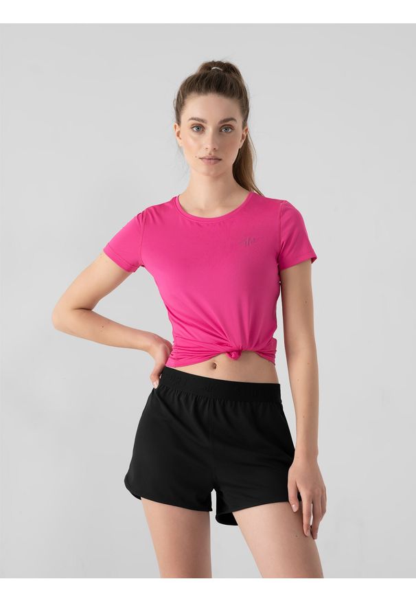4f - Koszulka treningowa regular szybkoschnąca damska - różowa. Kolor: różowy. Materiał: skóra, materiał, syntetyk, elastan, dzianina, włókno. Długość rękawa: krótki rękaw. Długość: krótkie. Wzór: gładki, jednolity, ze splotem. Sport: fitness