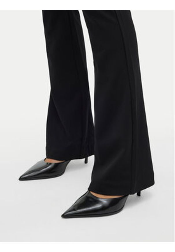 Vero Moda Spodnie materiałowe Vmamira 10250284 Czarny Regular Fit. Kolor: czarny. Materiał: syntetyk
