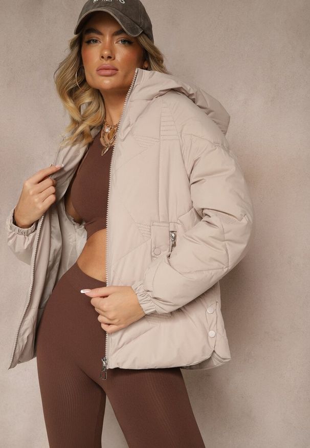 Renee - Jasnobeżowa Kurtka z Kapturem Ozdobiona Pikowaniem Lilora. Okazja: na co dzień, na spacer. Typ kołnierza: kaptur. Kolor: beżowy. Materiał: jeans. Wzór: aplikacja. Styl: casual, elegancki