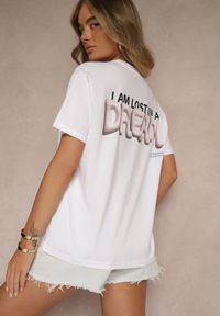 Renee - Biało-Różowy T-shirt z Bawełny Ozdobiony Nadrukiem Adneria. Okazja: na co dzień. Kolor: biały. Materiał: bawełna. Wzór: aplikacja, nadruk. Styl: casual