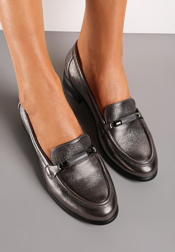 Renee - Szare Metaliczne Mokasyny Loafersy z Klamerką i Wkładką ze Skóry Naturalnej Vinterua. Kolor: szary. Materiał: skóra