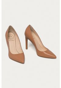 Baldowski - Szpilki skórzane. Kolor: beżowy. Materiał: skóra. Obcas: na szpilce. Wysokość obcasa: średni #2