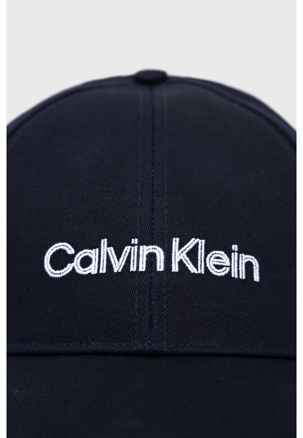 Calvin Klein czapka bawełniana kolor granatowy z aplikacją. Kolor: niebieski. Materiał: bawełna. Wzór: aplikacja