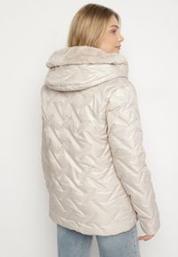 Born2be - Jasnobeżowa Pikowana Kurtka o Prostym Kroju z Kapturem Avilerie. Okazja: na co dzień. Typ kołnierza: kaptur. Kolekcja: plus size. Kolor: beżowy. Materiał: jeans. Styl: casual, elegancki #3
