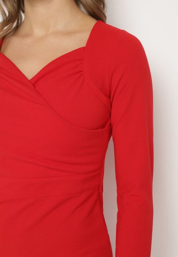 Born2be - Czerwona Sukienka Ozdobiona Asymetrycznym Dekoltem Silfedi. Okazja: na co dzień. Kolor: czerwony. Materiał: jeans. Wzór: aplikacja. Typ sukienki: asymetryczne. Styl: casual, elegancki, klasyczny