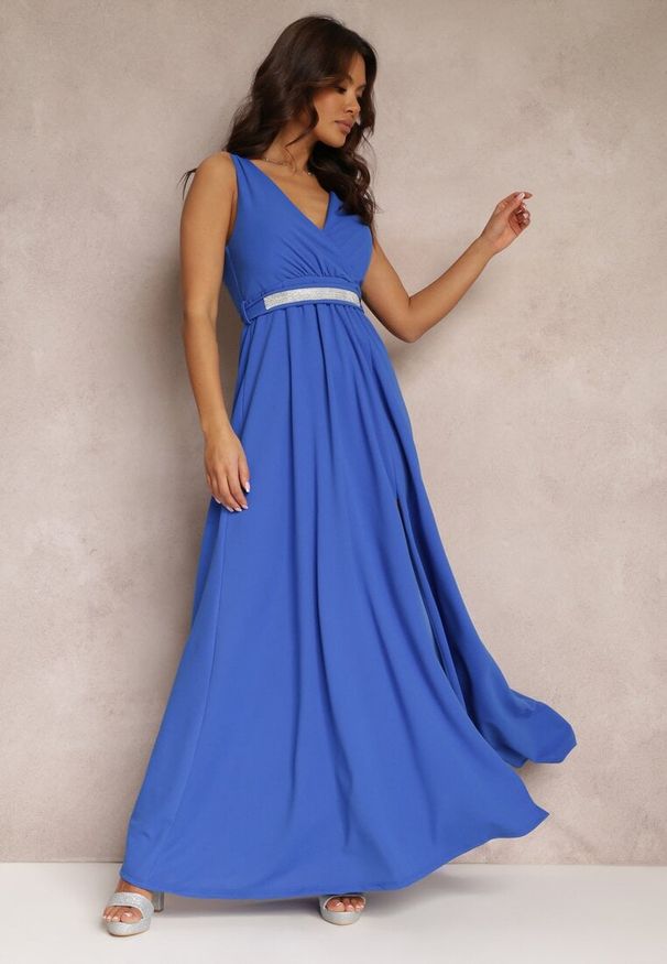 Renee - Niebieska Rozkloszowana Sukienka z Wycięciem i Paskiem w Cyrkonie Elineta. Kolor: niebieski. Materiał: materiał. Styl: elegancki