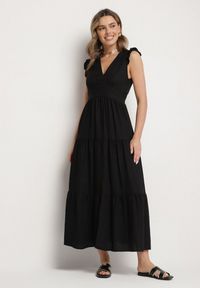 Born2be - Czarna Wiskozowa Sukienka z Falbankami Sadoline. Okazja: na co dzień. Typ kołnierza: kołnierz z falbankami. Kolor: czarny. Materiał: wiskoza. Styl: casual, boho