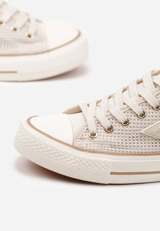 Renee - Beżowe Szydełkowe Trampki o Klasycznym Fasonie Vovessa. Okazja: na co dzień. Kolor: beżowy. Materiał: jeans. Szerokość cholewki: normalna. Styl: klasyczny