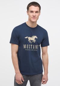 Mustang - MUSTANG Alex C Print Total Męski T-shirt Eclipse 1014083 5226. Wzór: nadruk