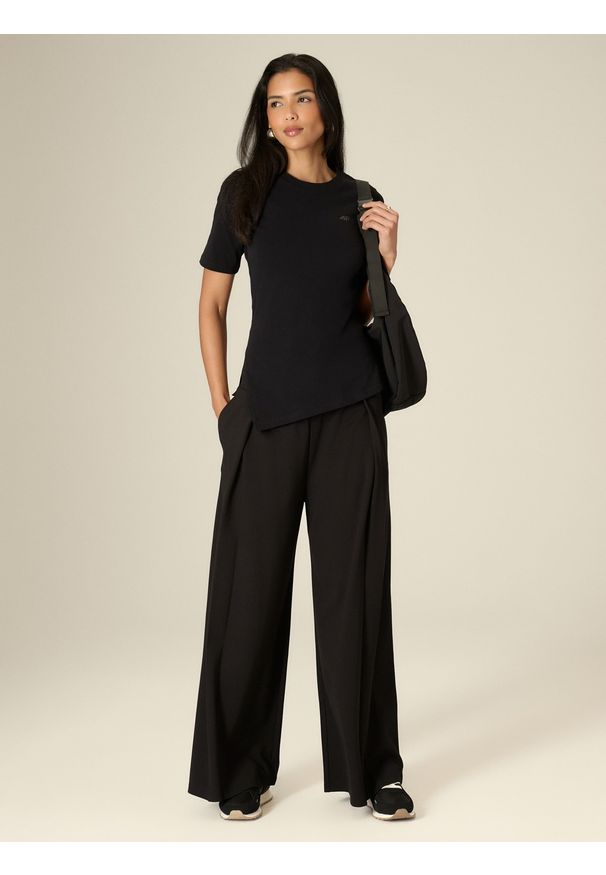 4f - 4F Spodnie dresowe z szerokimi nogawkami damskie - czarne S. Stan: podwyższony. Kolor: czarny. Materiał: dresówka