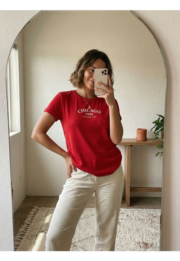 Sinsay - Prążkowana koszulka z napisem - czerwony. Kolor: czerwony. Materiał: prążkowany. Wzór: napisy