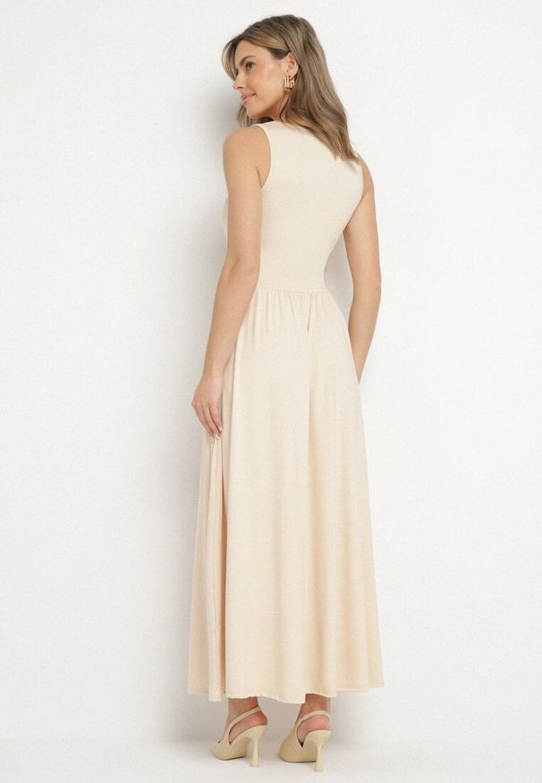 Born2be - Jasnobeżowa Sukienka z Wiskozą o Rozkloszowanym Kroju z Kwadratowym Dekoltem Tilvia. Okazja: na co dzień. Typ kołnierza: dekolt kwadratowy. Kolor: beżowy. Materiał: wiskoza. Długość rękawa: na ramiączkach. Sezon: lato. Styl: casual