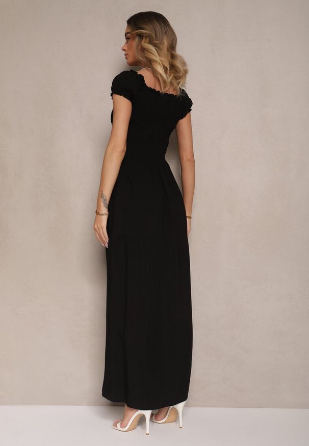 Renee - Czarna Sukienka z Wiskozy w Stylu Hiszpanki Ozdobiona Marszczeniem Jenalena. Okazja: na co dzień. Typ kołnierza: dekolt hiszpanka. Kolor: czarny. Materiał: wiskoza. Wzór: aplikacja. Typ sukienki: z odkrytymi ramionami. Styl: casual