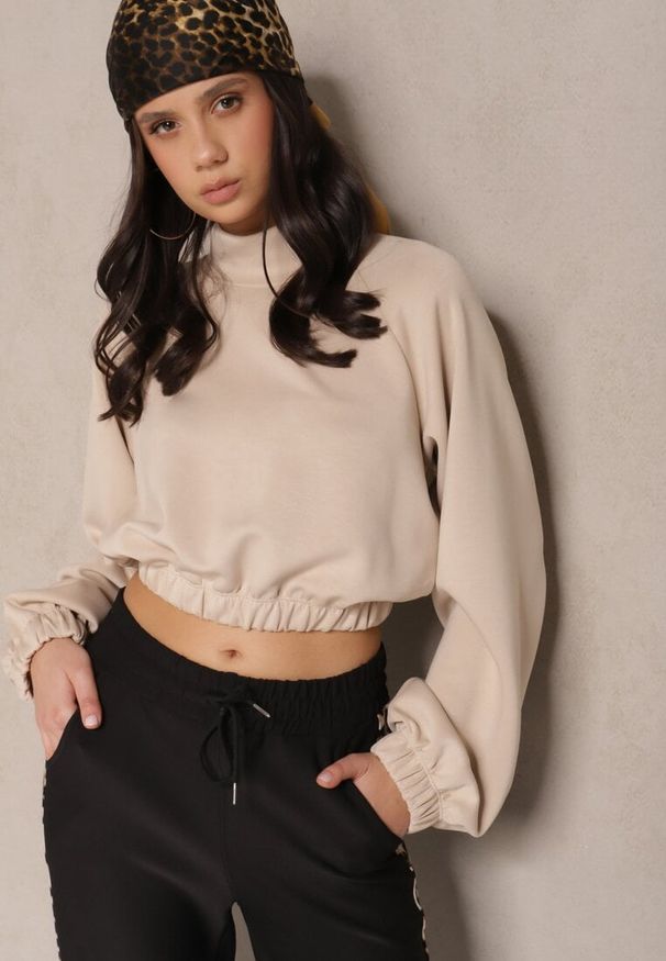Renee - Beżowa Krótka Bluza ze Stójką Benola. Okazja: na co dzień. Typ kołnierza: kołnierzyk stójkowy. Kolor: beżowy. Materiał: jeans. Długość: krótkie. Styl: casual, elegancki