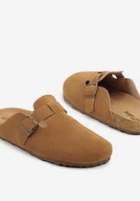 Born2be - Jasnobrązowe Klapki z Ozdobną Klamrą Kinasela. Okazja: na co dzień. Kolor: brązowy. Wzór: kwiaty. Sezon: lato. Styl: elegancki, casual #6